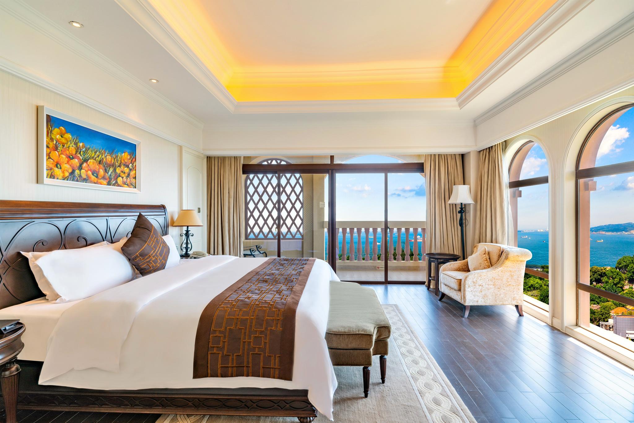 /images/ambassador-suite-room.jpg