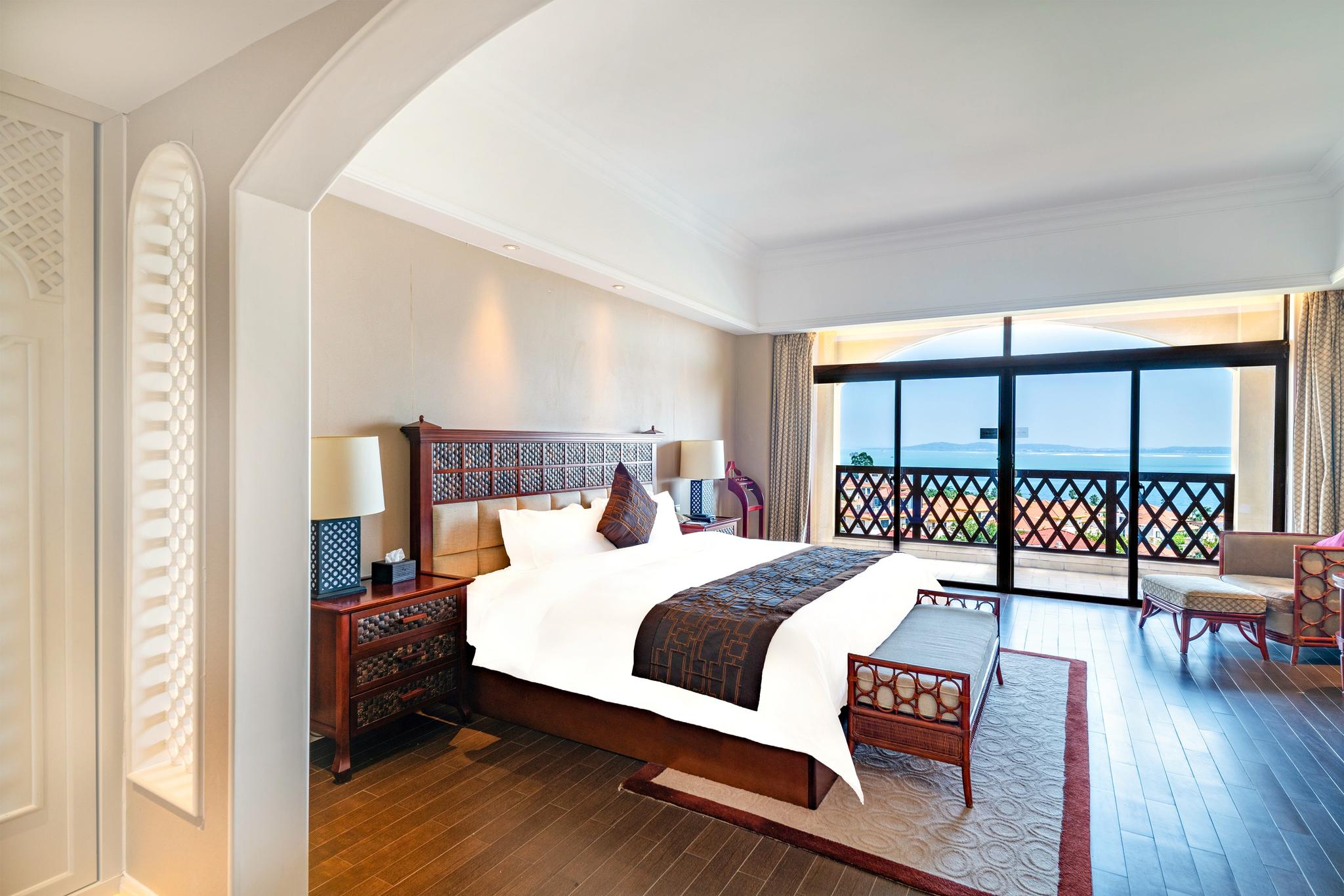 /images/deluxe-sea-view-suite-room.jpg