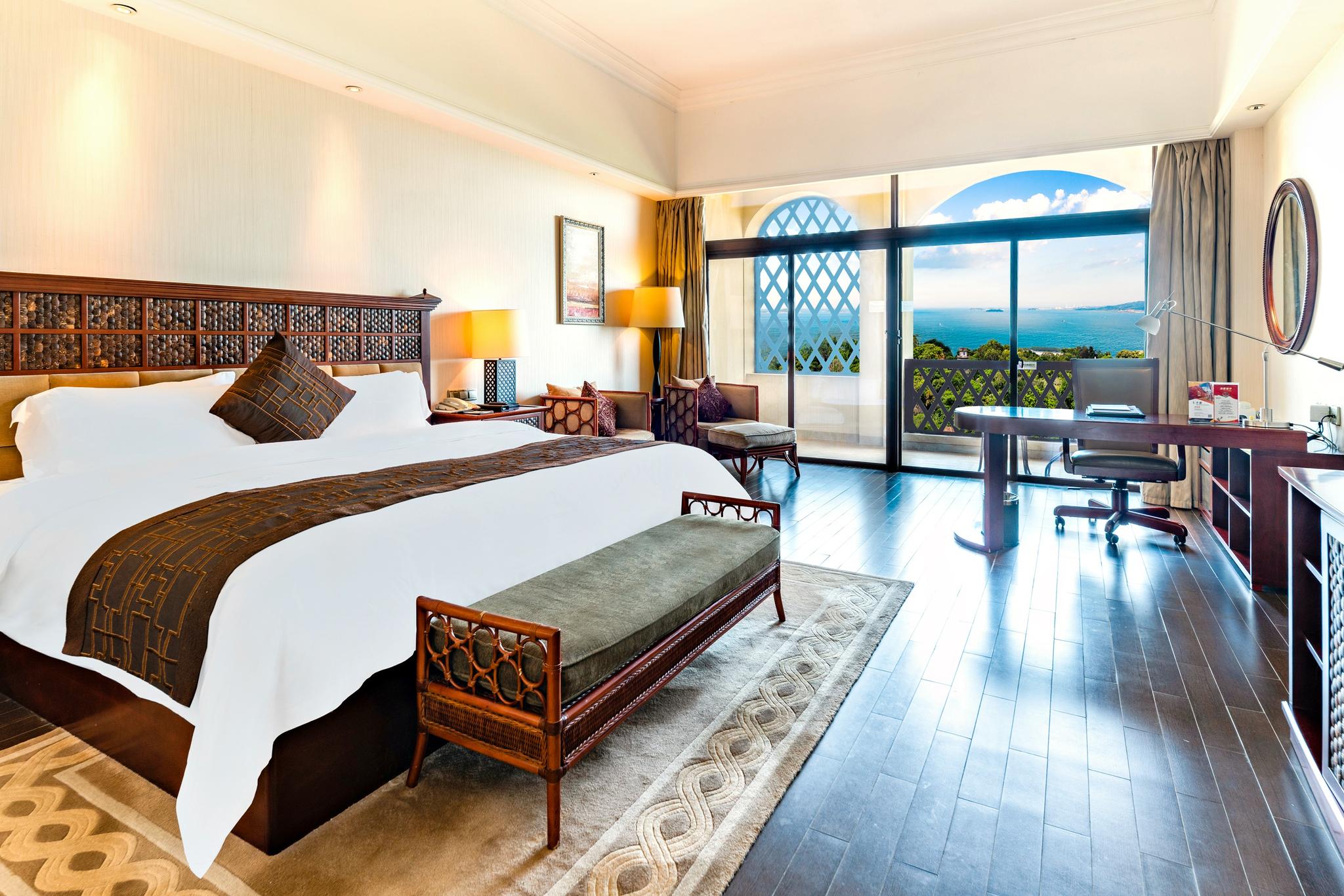 /images/executive-sea-view-room-king-bed.jpg