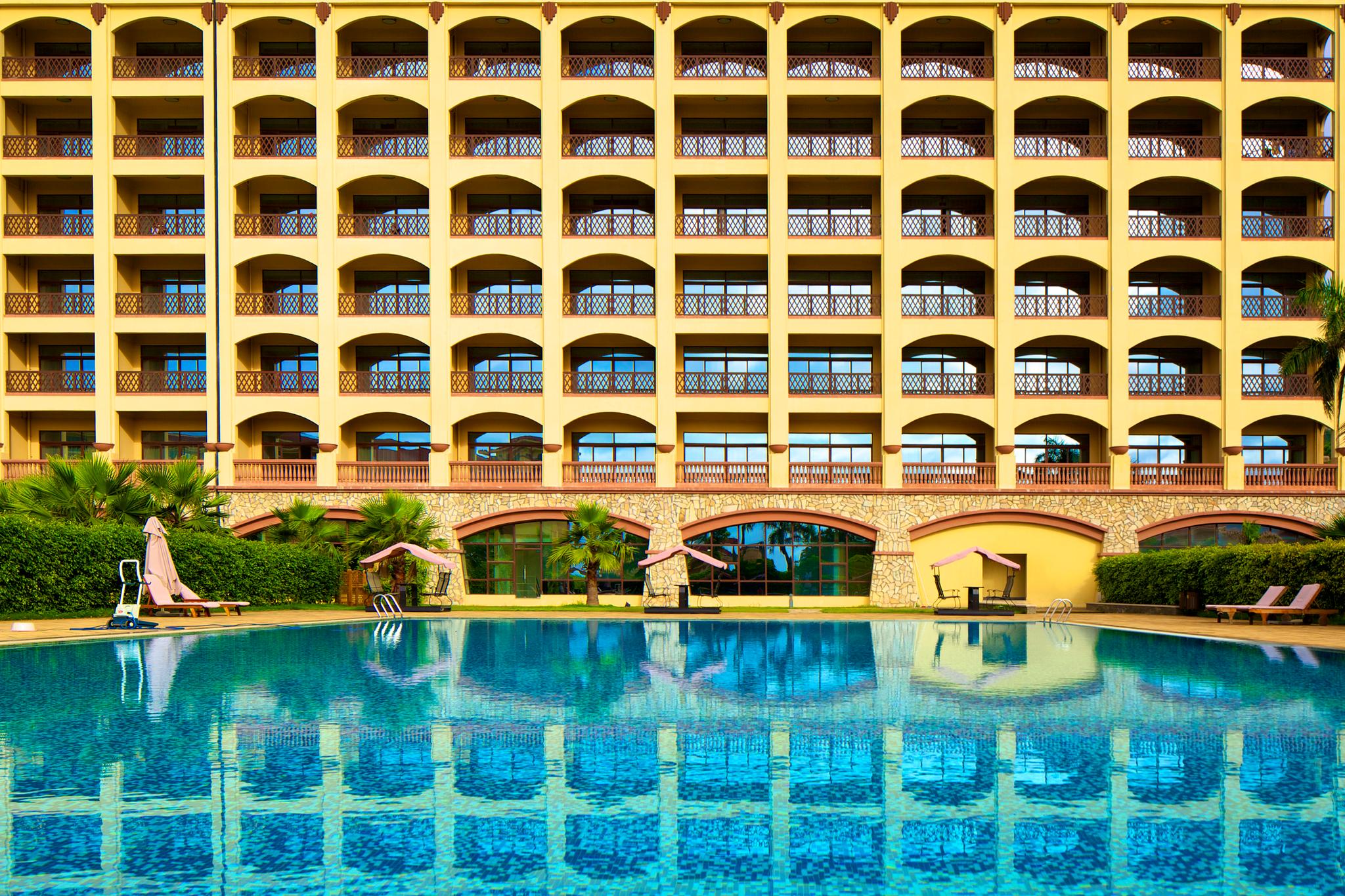 /images/outdoor-swimming-pool1.jpg