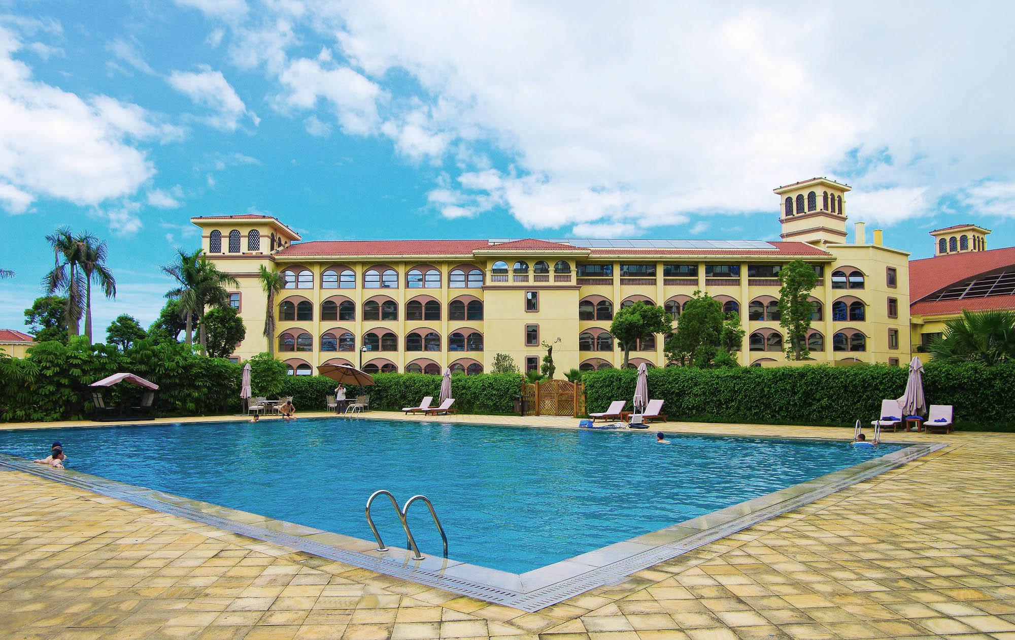 /images/outdoor-swimming-pool3.jpg