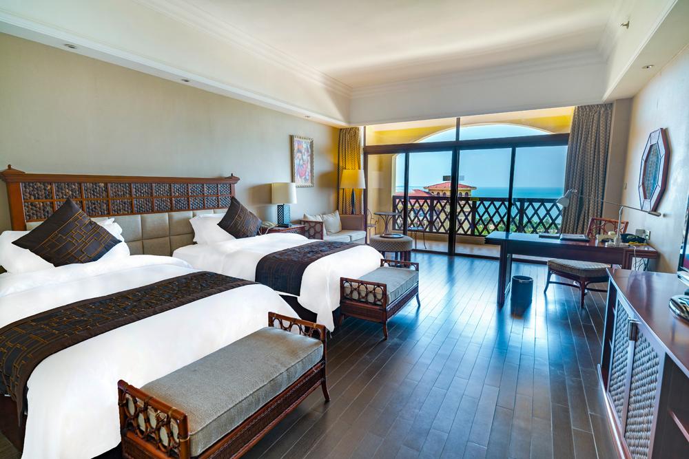 /images/deluxe-sea-view-room-double-bed.jpg
