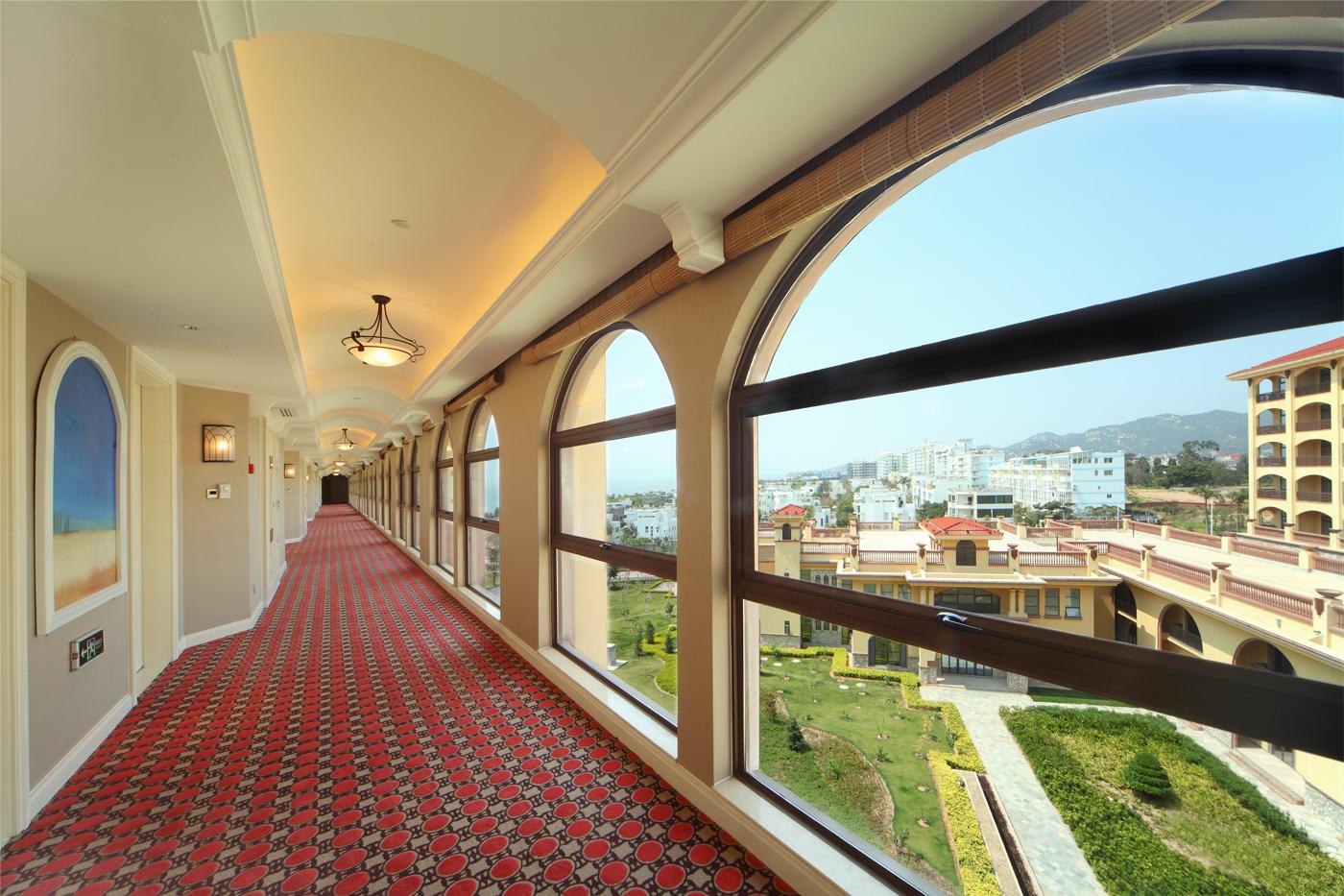 /images/executive-sea-view-room-corridor.jpg